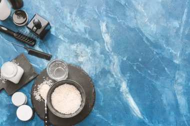 Renk arkaplanında kozmetik malzemeleri olan sağlıklı pirinç suyu