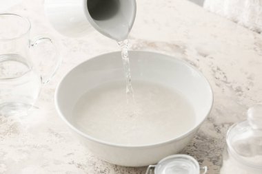 Masada pirinç suyu hazırlanıyor.