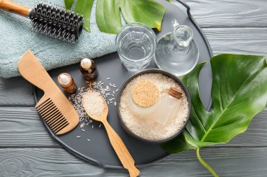 Masada sağlıklı pirinç suyu olan kompozisyon.