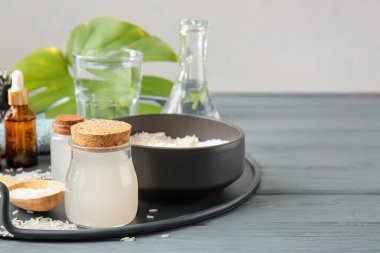 Masada sağlıklı pirinç suyu olan kompozisyon.