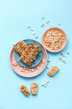 Renkli arkaplanda çıtır pirinç çubukları