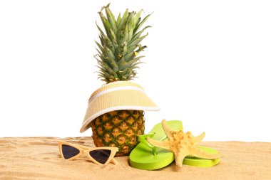 Kumsaldaki aksesuarlar beyaz arka plana karşı