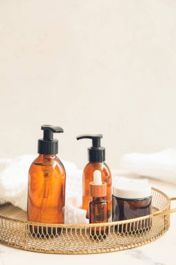 Masada farklı kozmetik ürünleri var.