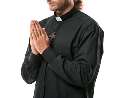 Beyaz arka planda dua eden rahip