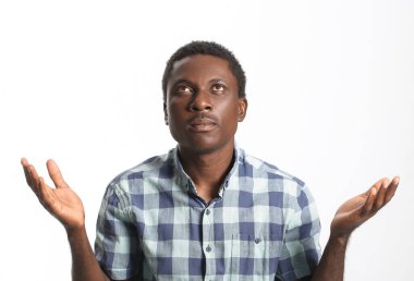 Beyaz arka planda üzgün bir Afro-Amerikalı. Irkçılığı bırak