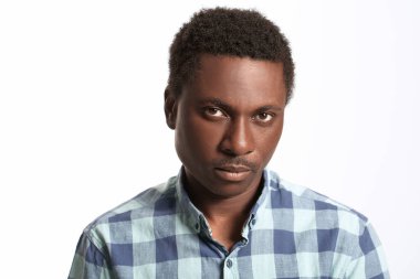 Beyaz arka planda üzgün bir Afro-Amerikalı. Irkçılığı bırak