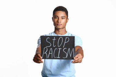 Afro-Amerikalı, afişi açık arka planda olan genç bir çocuk. Irkçılığı bırak