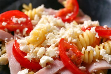 Lezzetli makarna salatası, yakın çekim.