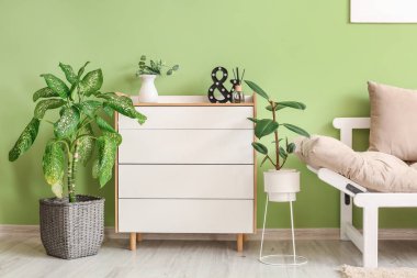 Odanın içindeki modern çekmeceler.