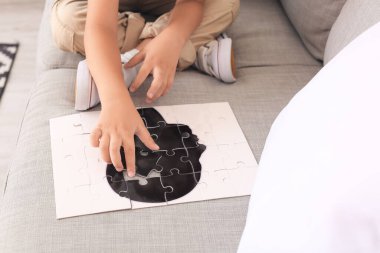 Küçük çocuk evde yapboz yapıyor. Nöroloji kavramı