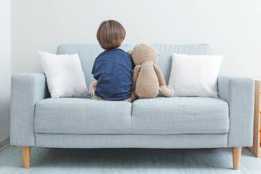 Evde otistik bozukluğu olan üzgün küçük çocuk.