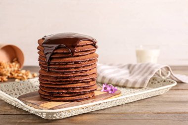 Masada lezzetli çikolatalı gözleme tepsisi.