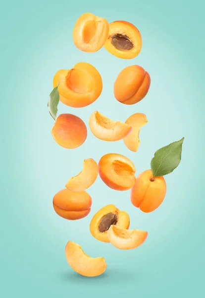 Falling Ripe Apricots Color Background — Stock Photo, Image