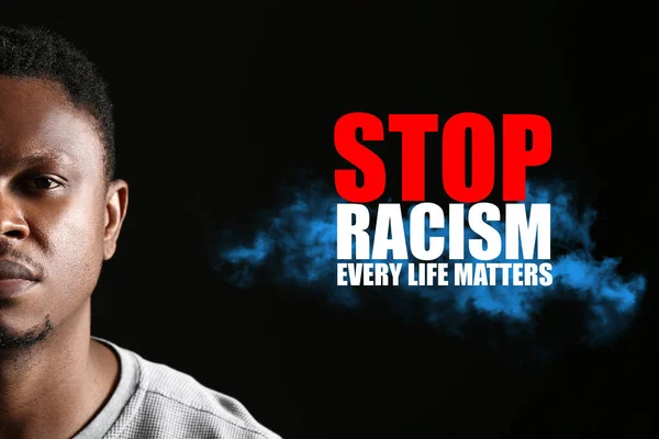 아프리카계 미국인어두운 배경에 텍스트 Stop Racism — 스톡 사진