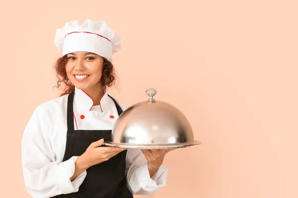 Female African American Chef Tray Cloche Color Background — Stock Photo, Image