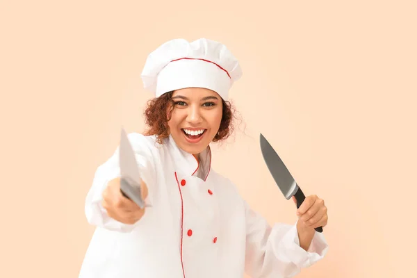 Chef Afro Americano Feminino Com Facas Sobre Fundo Cor — Fotografia de Stock