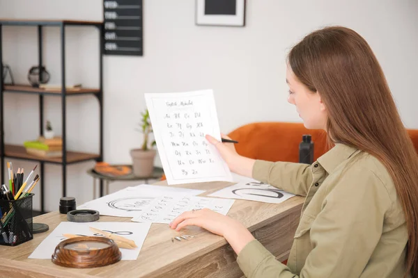 Vrouwelijke Kalligrafist Aan Het Werk — Stockfoto