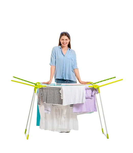 Frau Hängt Saubere Kleidung Auf Trockner Vor Weißem Hintergrund — Stockfoto