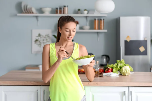 Frumoasă Femeie Tânără Care Mănâncă Salată Legume Bucătărie — Fotografie, imagine de stoc