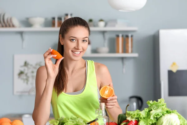 Belle Jeune Femme Avec Des Fruits Frais Orange Dans Cuisine — Photo