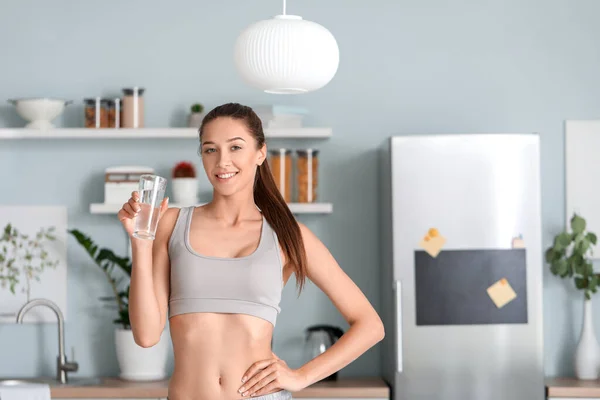 Schöne Junge Frau Trinkt Wasser Der Küche — Stockfoto