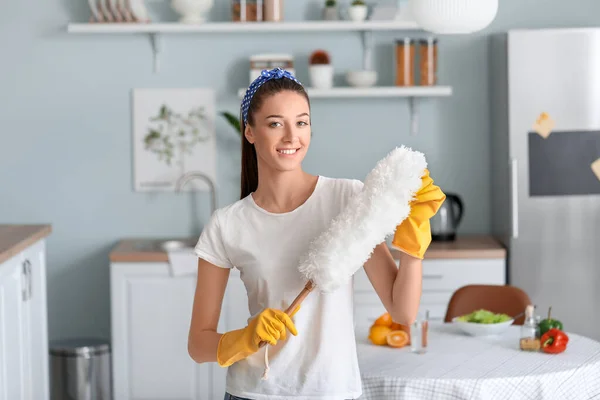 Mooie Jonge Vrouw Schoonmaken Keuken — Stockfoto