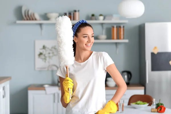 Bela Jovem Mulher Limpeza Cozinha — Fotografia de Stock