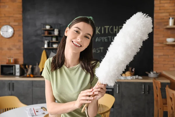 Piękna Młoda Kobieta Sprzątanie Kuchni — Zdjęcie stockowe