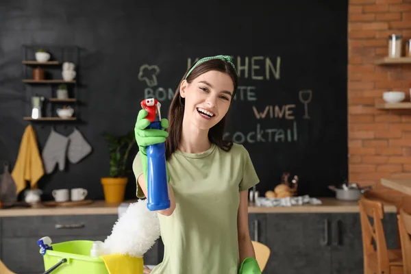 Schöne Junge Frau Putzt Küche — Stockfoto
