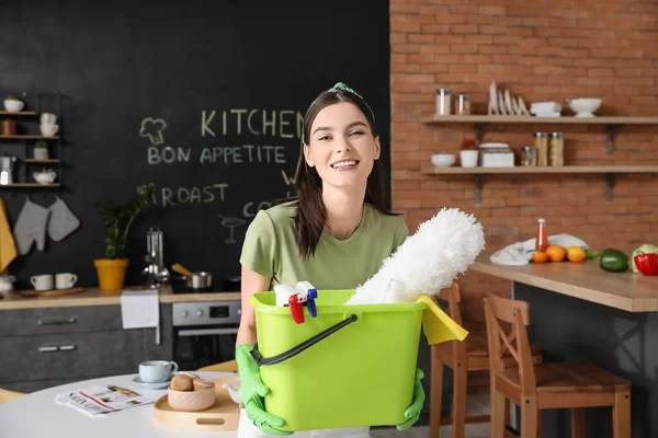 Mutfakta Temizlik Malzemesi Olan Genç Bir Kadın — Stok fotoğraf