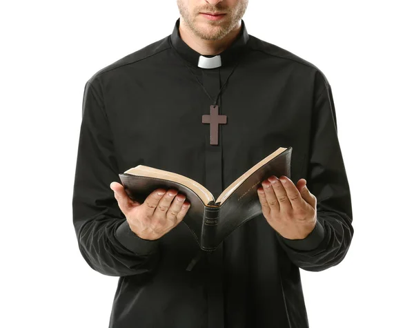 Hermoso Sacerdote Con Biblia Sobre Fondo Blanco — Foto de Stock