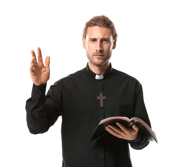 Hermoso Sacerdote Con Biblia Sobre Fondo Blanco — Foto de Stock