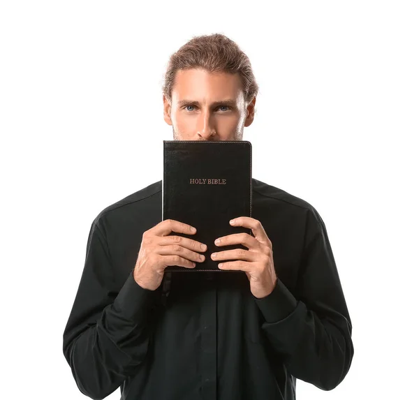 Knappe Priester Met Bijbel Witte Achtergrond — Stockfoto