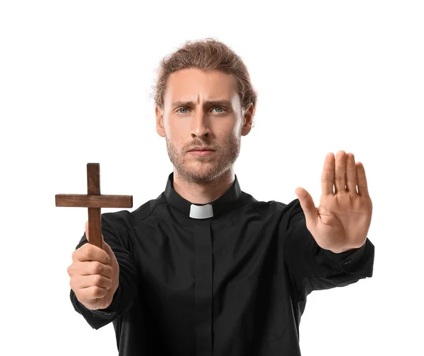 Männlicher Priester Mit Kreuz Auf Weißem Hintergrund — Stockfoto
