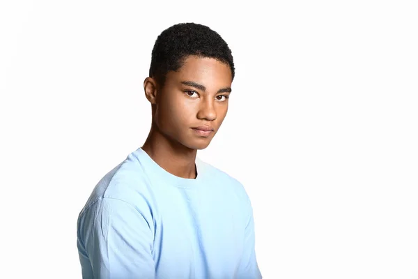 Szomorú Afro Amerikai Tinédzser Fiú Könnyű Háttérrel Elég Rasszizmusból — Stock Fotó