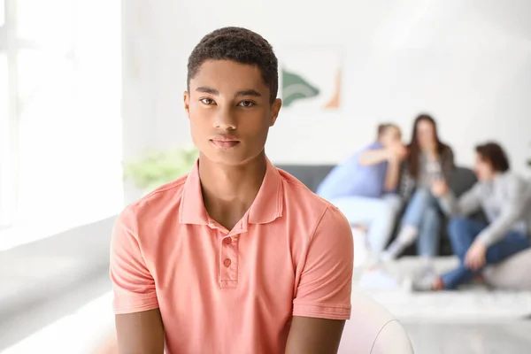 Einsamer Afroamerikanischer Teenager Zimmer Schluss Mit Rassismus — Stockfoto