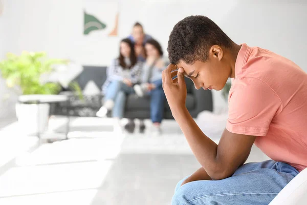 Odada Yalnız Bir Afro Amerikalı Genç Çocuk Var Irkçılığı Bırak — Stok fotoğraf