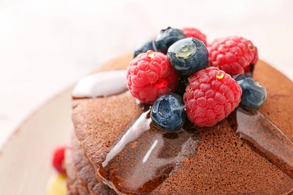 Heerlijke Chocolade Pannenkoeken Met Bessen Close — Stockfoto