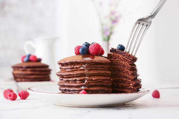 Essen Von Leckeren Schokoladenkuchen Auf Dem Tisch — Stockfoto