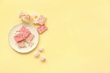 Çıtır pirinç çubuğu ve renk arkaplanlı lokum tabağı.