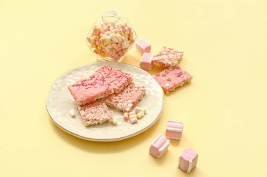 Çıtır pirinç çubuğu ve renk arkaplanlı lokum tabağı.