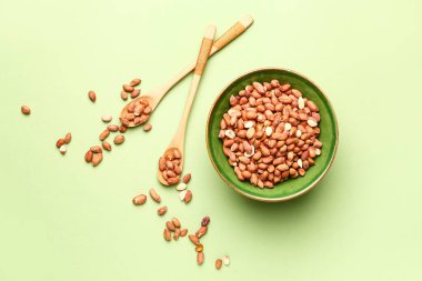 Renk arkaplanında çiğ fıstık