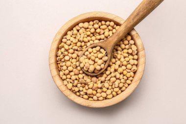 Beyaz arka planda çiğ soya fasulyesi kasesi.