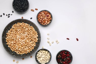 Beyaz arkaplanda farklı ham baklagiller