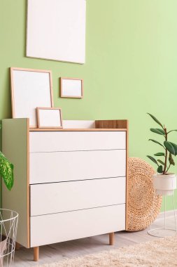 Odanın içindeki modern çekmeceler.