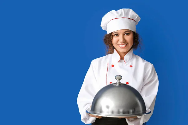 Female African American Chef Tray Cloche Color Background — Stock Photo, Image