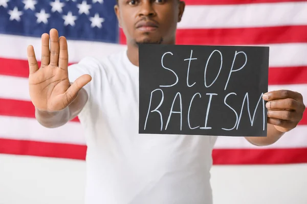 Λυπηρός Αφροαμερικανός Αφίσα Που Δείχνει Στάση Κοντά Στην Εθνική Σημαία — Φωτογραφία Αρχείου