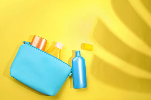 Bolsa Con Crema Protector Solar Sobre Fondo Color —  Fotos de Stock