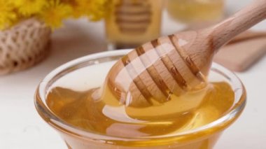 Karahindiba, bal ve kaşık, yakın plan.