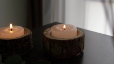 Aroma mumları ve sazlık ayırıcı odadaki masada.